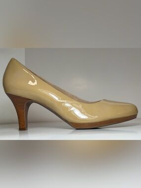 Clarks Artisan Nude Patent Platform Pump Wood Stack Heel NWOT 9.5